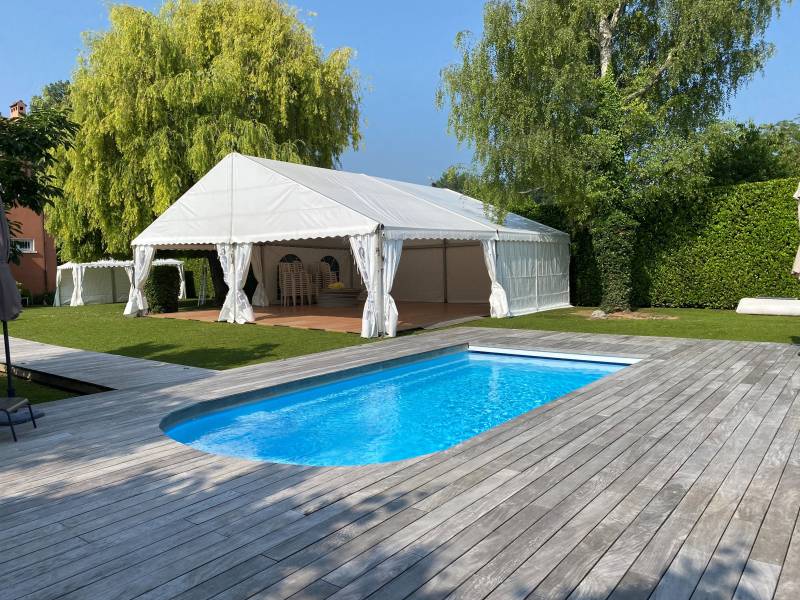 Location d'un chapiteau modulable avec bâches blanches et fenêtres cristal de 10x10m pour 100 personnes assises avec plancher fottant à Grenoble et en région Rhône-Alpes