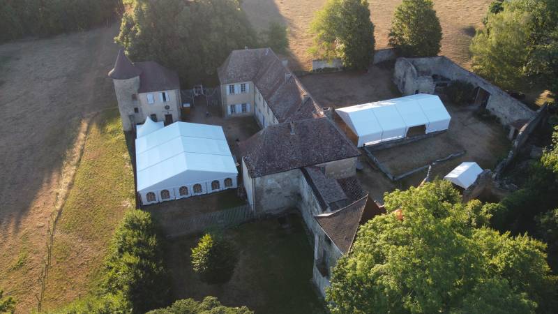 Location de chapiteaux avec mobilier et linge de table pour un mariage au Château de Vallin à Saint Victor de Cessieu en Isère