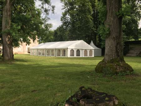 Notre zone d'activité pour ce service Location de chapiteau sur mesure pour mariage avec installation et démontage inclus, idéale pour des cérémonies champêtres ou élégantes en extérieur